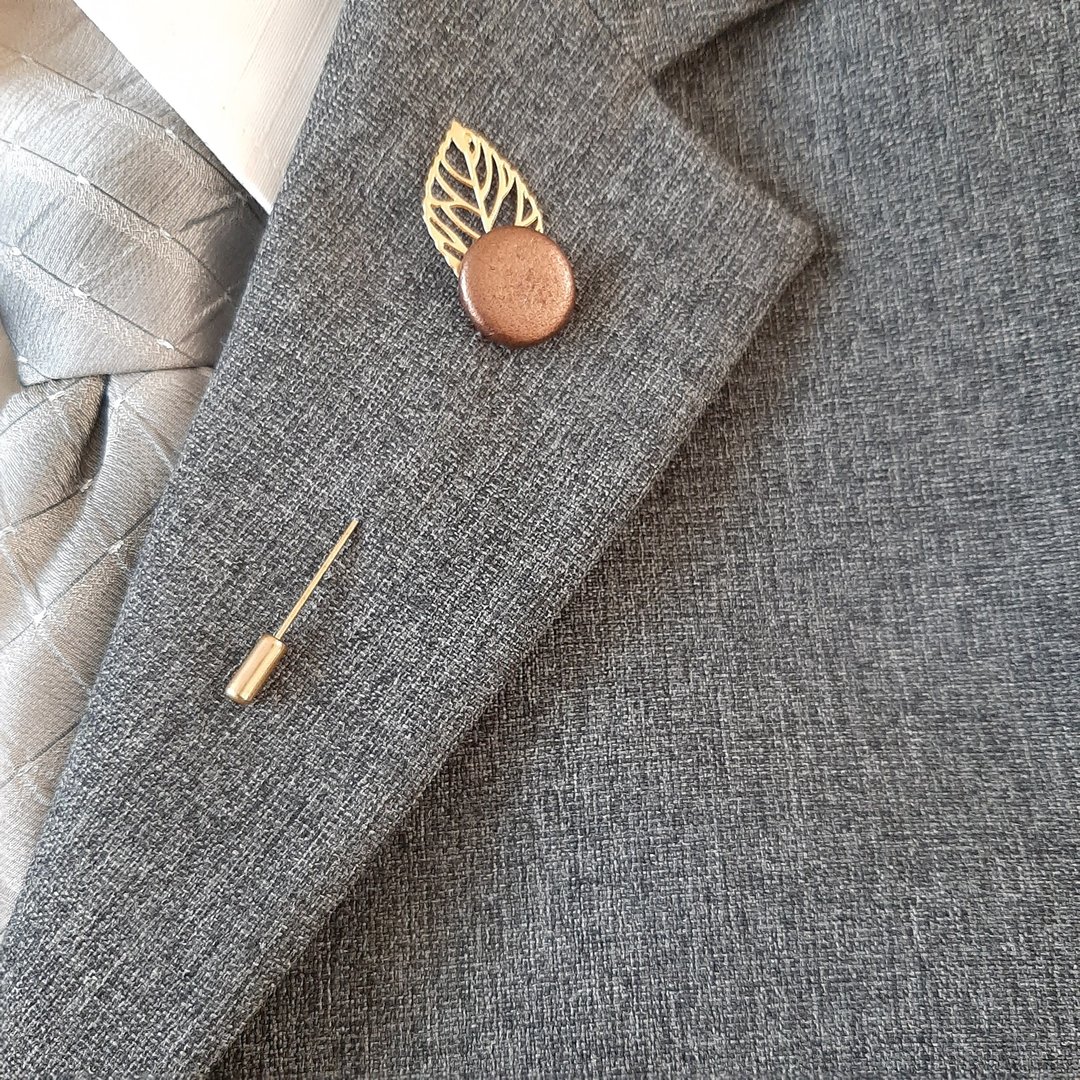 Brown men's lapel pin Leather gifts for him 3rd anniversary Small boutonniere - 徽章/别针 - 真皮 咖啡色