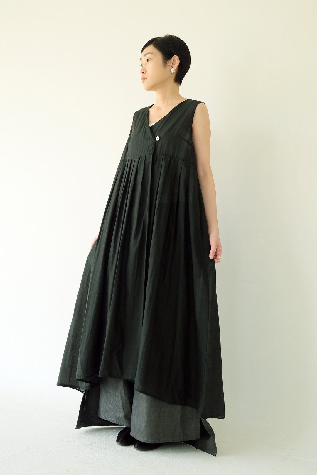 川 衣 WEAR BEING  V领百折丝棉背心洋装 黑 - 洋装/连衣裙 - 丝．绢 黑色