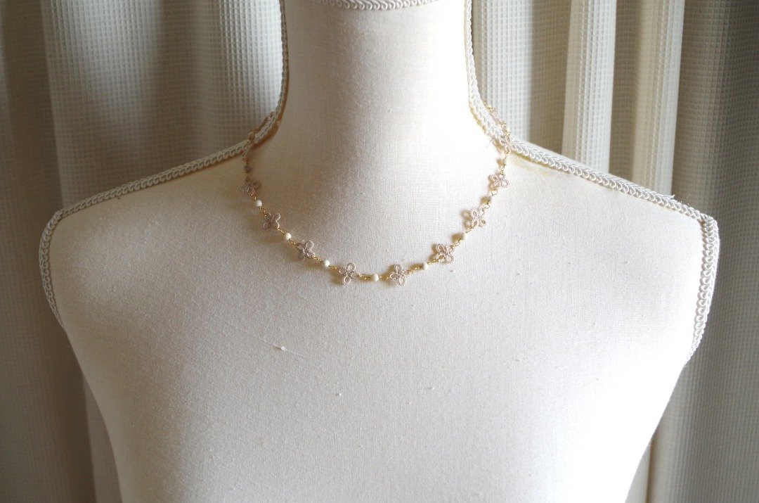 Tatting lace floret and river stone necklace - 项链 - 棉．麻 卡其色
