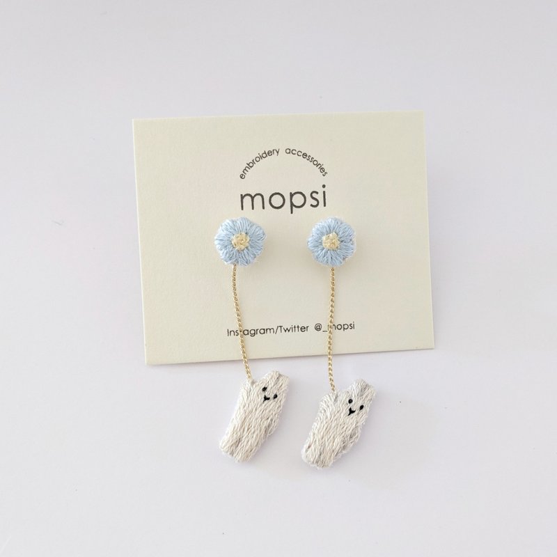 Rabbit embroidered earrings / Clip-On that grab flowers - 耳环/耳夹 - 绣线 白色