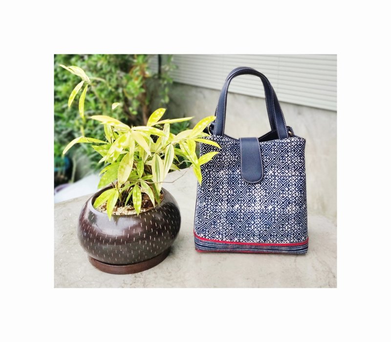 Miniature, Tribal Bag, Hmong Handbags, Water-splashed Bags, Indigo Purses - 手提包/手提袋 - 棉．麻 蓝色