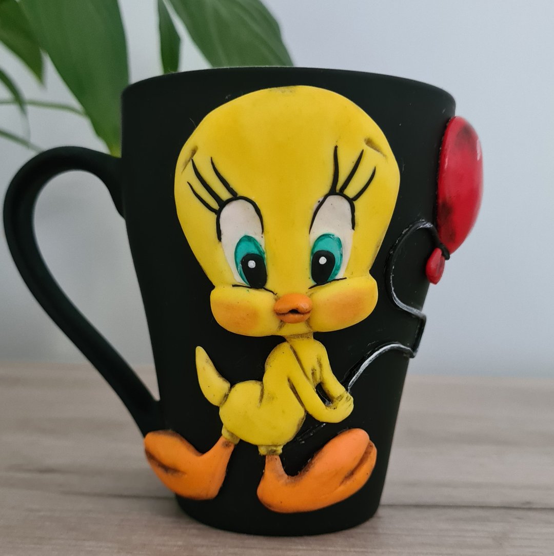 崔蒂·鲁尼 (Tweety Looney) 在用聚合物粘土手工制作的黑色咖啡杯上调曲 - 咖啡杯/马克杯 - 粘土 黄色