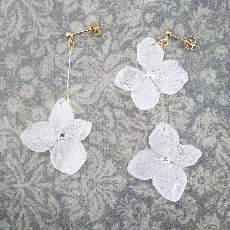 Asymmetry/hydrangea long earrings/P-298WH/Hypoallergenic metal fittings can be changed - 耳环/耳夹 - 树脂 白色