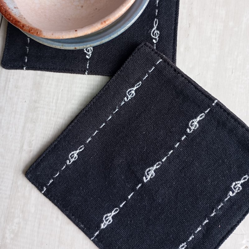 DRINK COASTER 刺绣杯垫 - 带给家人宁静心情的满足 - 杯垫 - 棉．麻 黑色