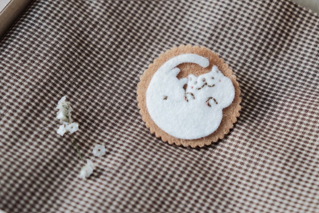 natural white maruneko : soft-felt hand embroidered cat pin - 胸针 - 聚酯纤维 白色