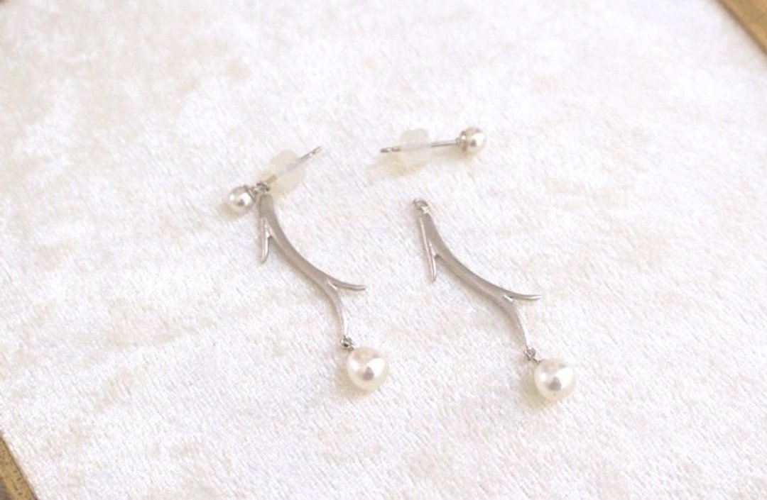 Akoya Pearl Branch Earrings 2 Silver Color - 耳环/耳夹 - 宝石 银色