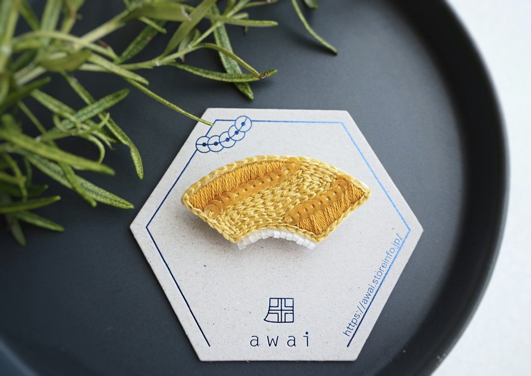 [Embroidery] Fan brooch yellow - 胸针 - 绣线 黄色