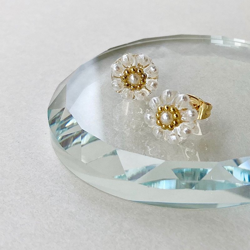 迷你珍珠花朵耳环 - 耳环/耳夹 - 树脂 白色