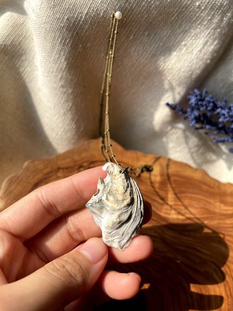 蚵漪 Oyster Ripple (灰黄) 蚵壳项链 天然饰品 锁骨链 链坠 - 项链 - 贝壳 