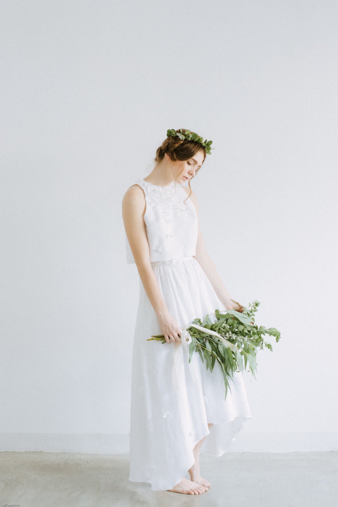 KIRI LINEN WEDDING DRESS WITH FLOWER EMBROIDERY - 晚装/礼服 - 亚麻 白色