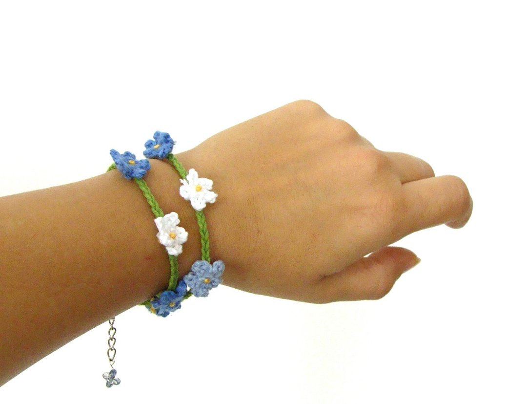 Crochet tiny flowers bracelet, blue white green flowers wrist chain bracelet,forget me not flowers crochet - 手链/手环 - 棉 蓝色