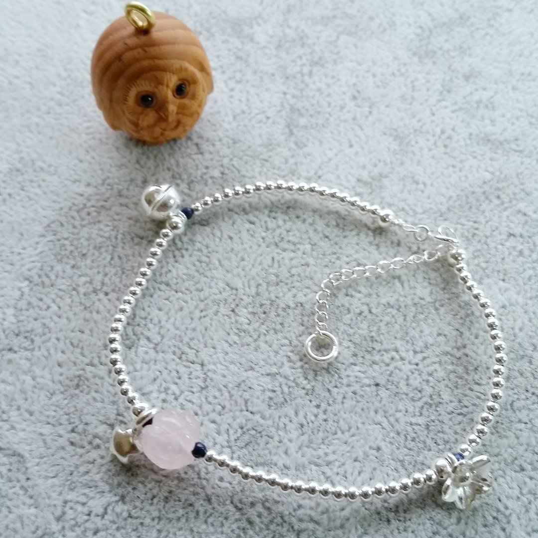 雕花粉晶配以一颗纯银铃铛和纯银花, 星星 纯银手链 Pink quartz, silver bell and flower bracelet - 手链/手环 - 宝石 粉红色