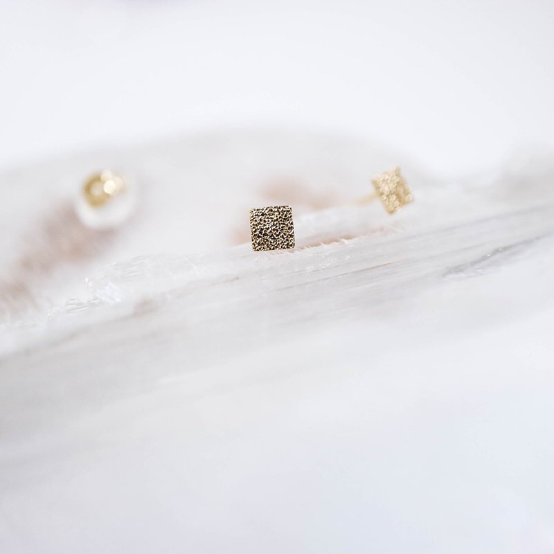 耳针 18K 黄K金 捶打感简约耳针 - 耳环/耳夹 - 贵金属 