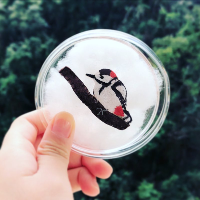 大斑啄木鸟 野鸟刺绣胸针 - 胸针 - 绣线 红色