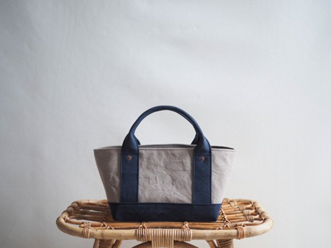 Made-to-order [ARMY DUCK] Tote bag with lid S Gray beige x navy - 手提包/手提袋 - 棉 