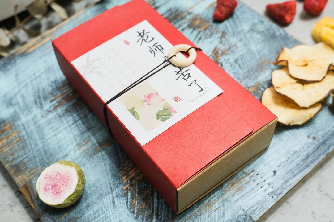【禾果】典雅书本造型礼盒-教师节款(内含4包果干) - 水果干 - 纸 红色
