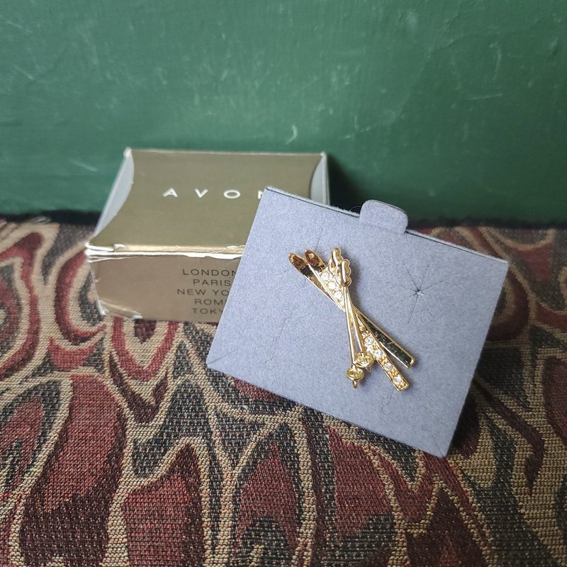 【老饰品/西洋老件】VINTAGE美国AVON Winter Sports 滑雪 胸针 - 胸针 - 其他金属 金色
