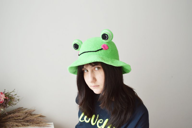 Crochet frog hat from cotton yarn for adults Custom bucket hat men and women - 帽子 - 棉．麻 多色
