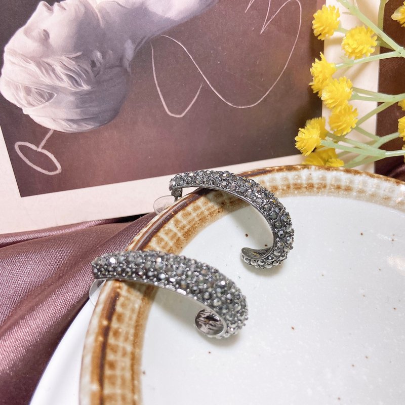 【西洋古董饰品】倒勾型闪烁切角黑色莱茵钻 曲面倒勾 耳环耳针 - 耳环/耳夹 - 贵金属 黑色