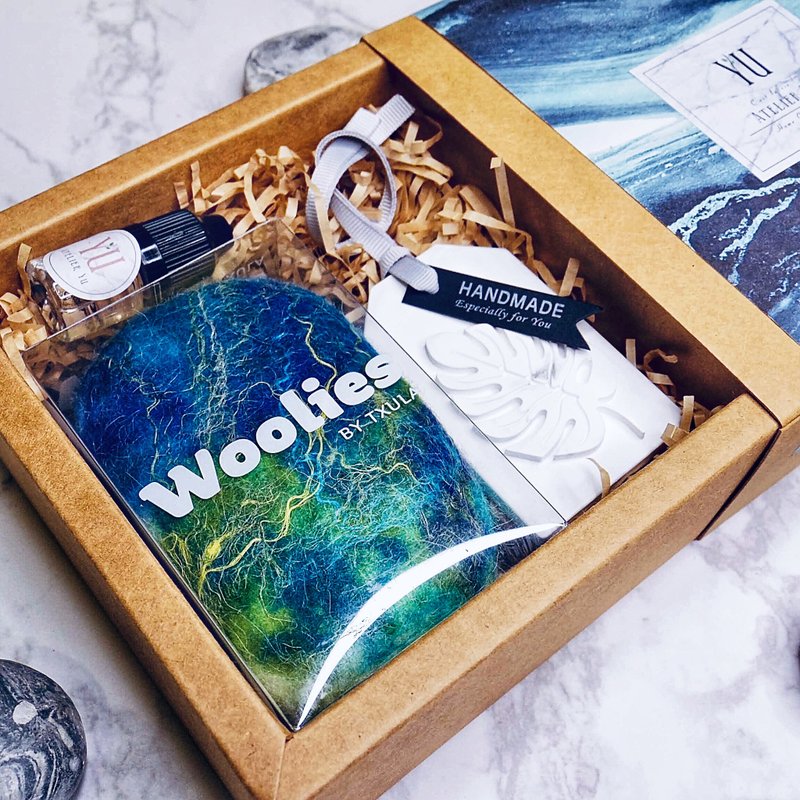 独一无二的礼物-蓝色宇宙羊毛毡手工皂创意香氛礼盒 龟背叶扩香砖 - 香薰/精油/线香 - 其他材质 蓝色
