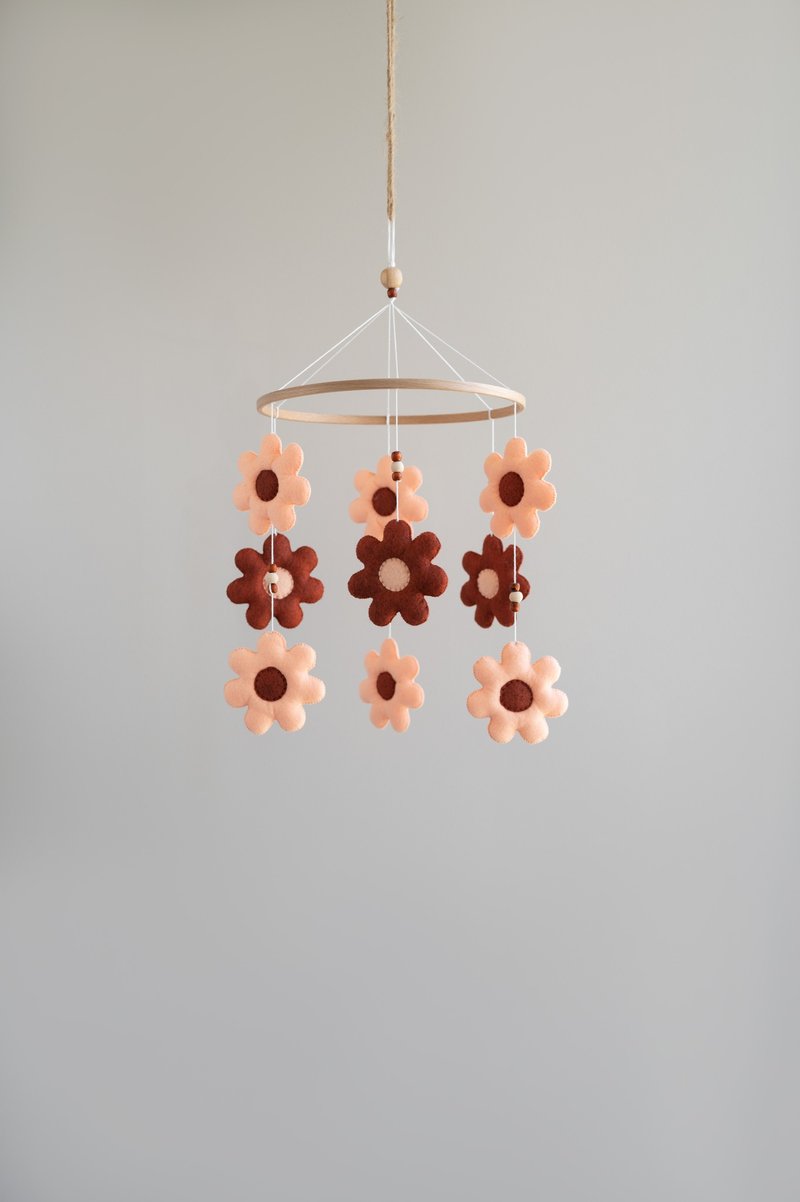 Baby mobile daisy, felt flower decor, expecting mom gift, nursery mobile - 玩具/玩偶 - 环保材料 多色