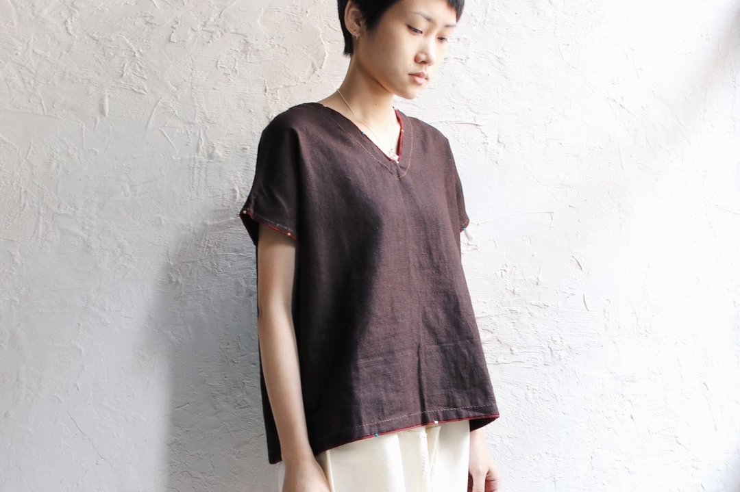 OMAKE 黑檀染V领滚边刺绣短tee(深褐色) - 女装 T 恤 - 棉 咖啡色