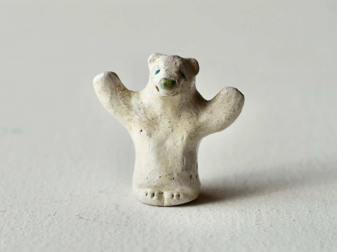 Hugging bear  ring holder - 戒指 - 陶 白色