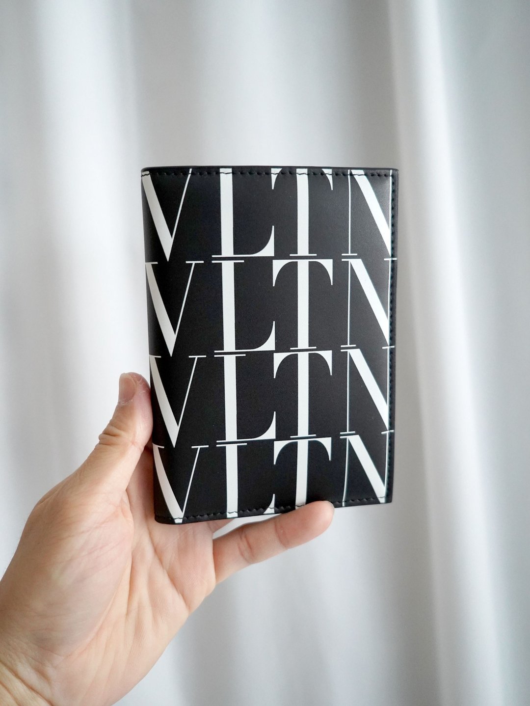 全新VALENTINO黑色真皮VLTN白字护照套证件套钱包 意大利奢侈名牌 - 护照夹/护照套 - 棉．麻 黑色