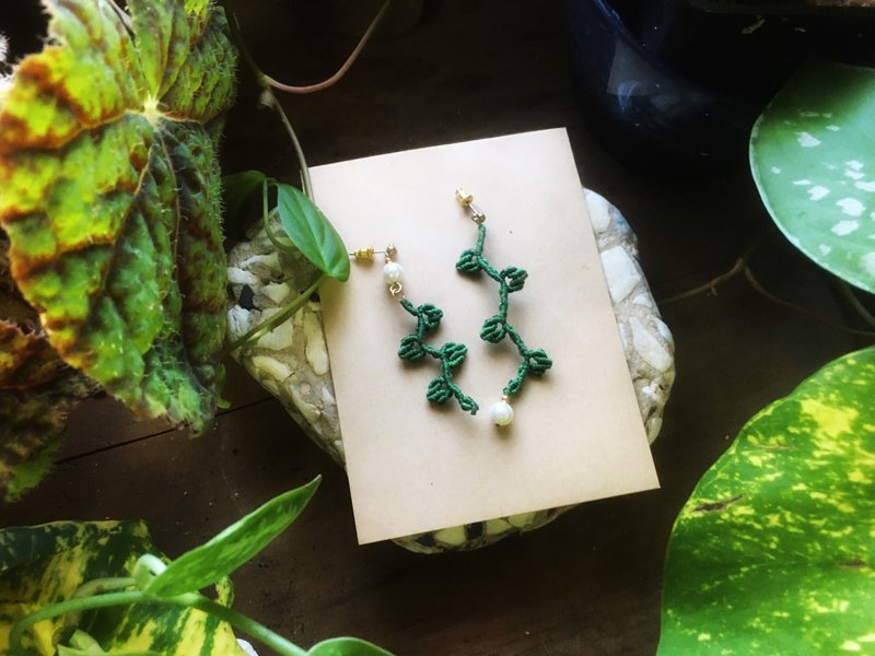 捻花惹草 编织蕨不对称珍珠耳环 - 耳环/耳夹 - 珍珠 绿色