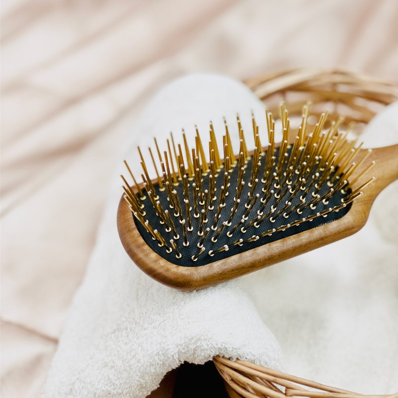 柚木黄金梳 - 减少静电 柔顺不卡发 职人手工打造 - 彩妆刷具/镜子/梳子 - 木头 咖啡色