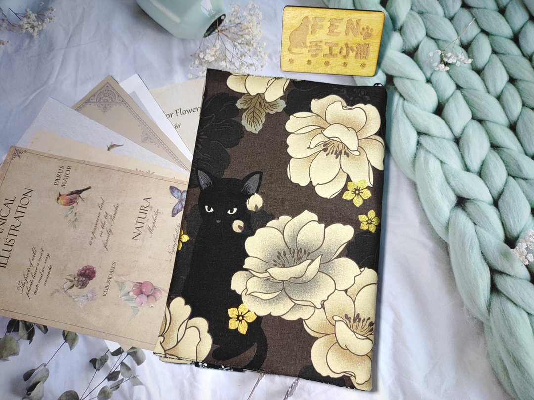 猫咪系列-日本薄棉布料咖啡底黑猫款布书套-布书衣A5/25K - 书衣/书套 - 棉 
