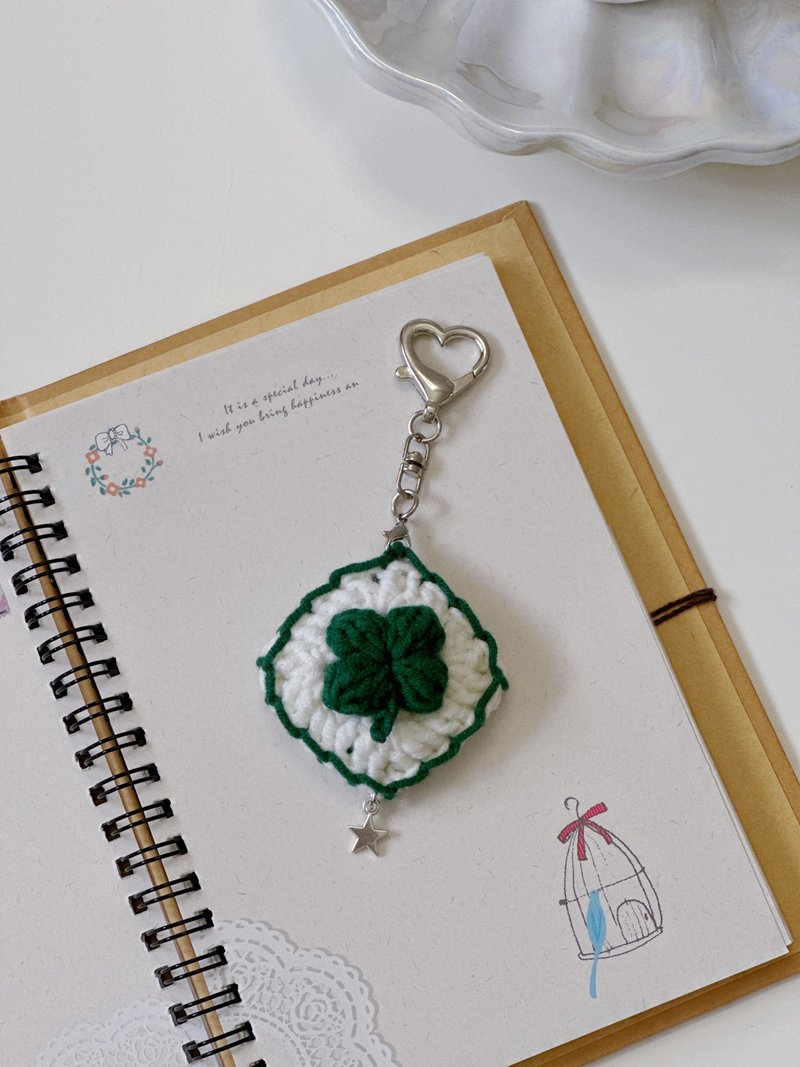 把幸运随身携带 手作钩针 四叶草立体吊饰 - 吊饰 - 棉．麻 