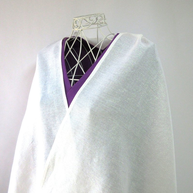 这款大披肩采用国产棉纱制成，带有闪闪发光的亮片，在寒冷时可以轻松穿上。 - 围巾/披肩 - 棉．麻 白色