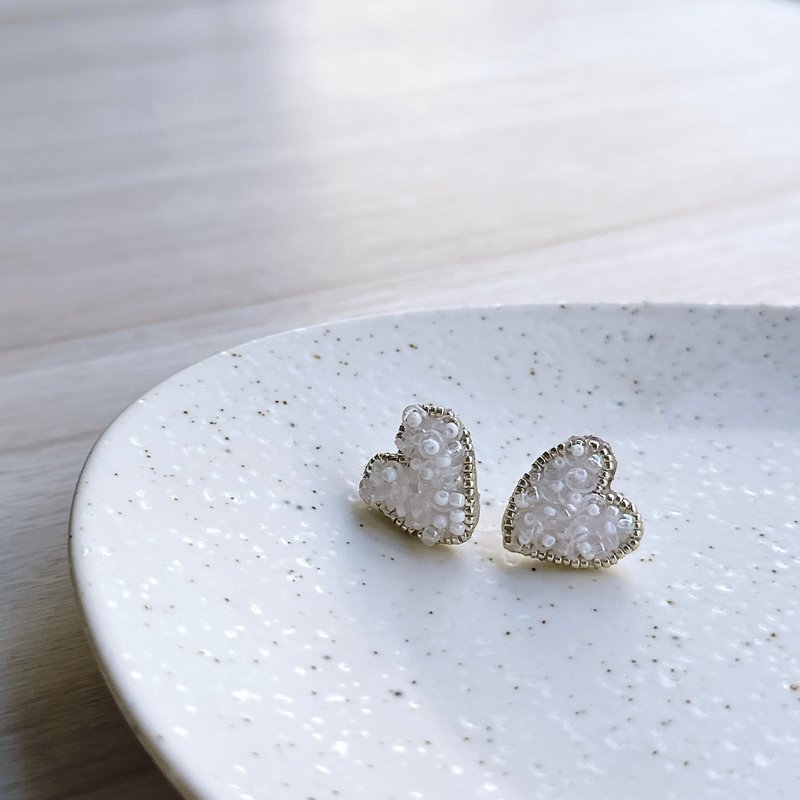光影拾遗系列 - 透白爱心耳环 - 耳环/耳夹 - 环保材料 白色
