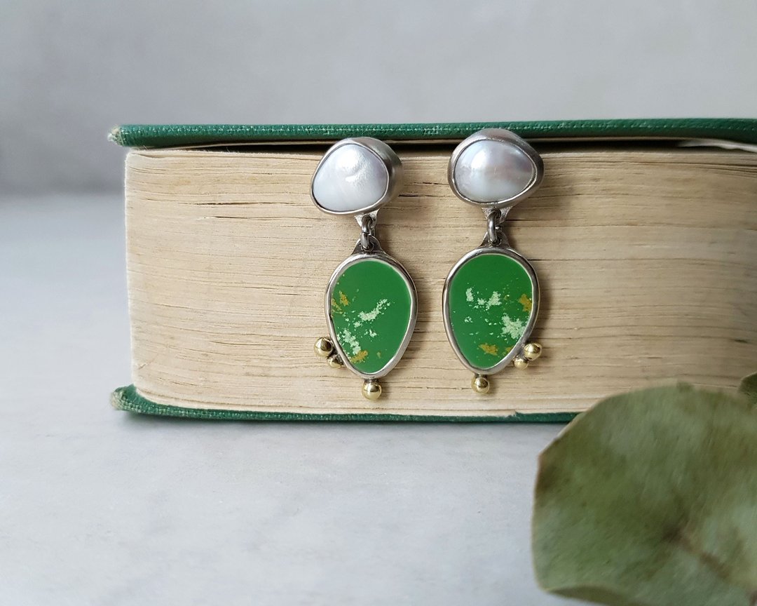 Small green enamel earrings with pearl, Teardrop metal studs - 耳环/耳夹 - 珐琅 绿色