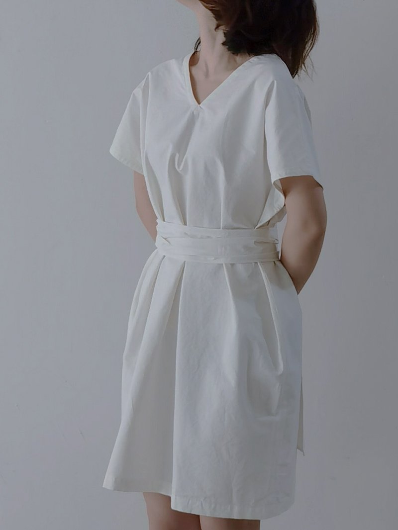浴室里的光  前后V领半袖连衣裙   情人节礼盒 - 洋装/连衣裙 - 棉．麻 白色