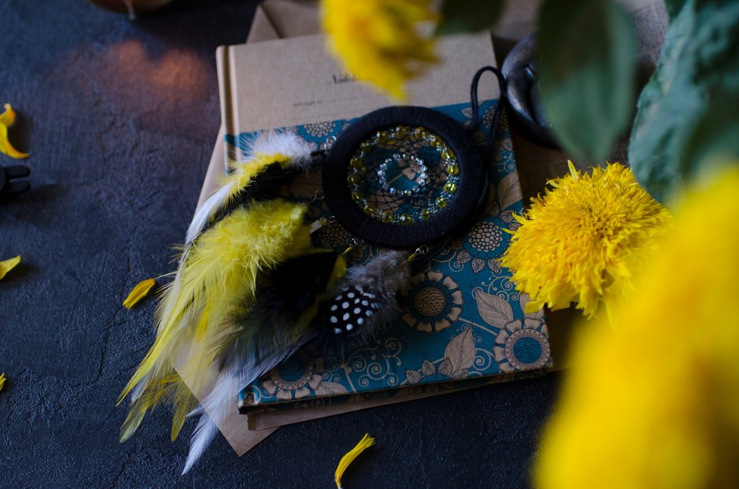 Small black beaded dream catcher with white, yellow and gray feathers Christmas - 墙贴/壁贴 - 绣线 黄色