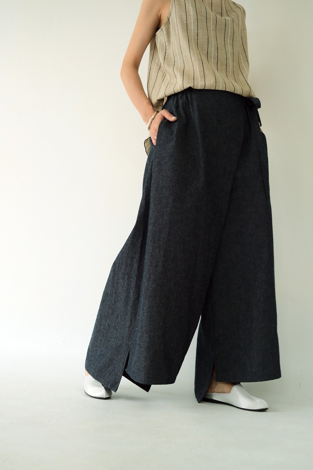川 衣 WEAR BEING  前片绑带开衩前短后长宽裤  深蓝丹宁 - 中性裤装 - 棉 蓝色