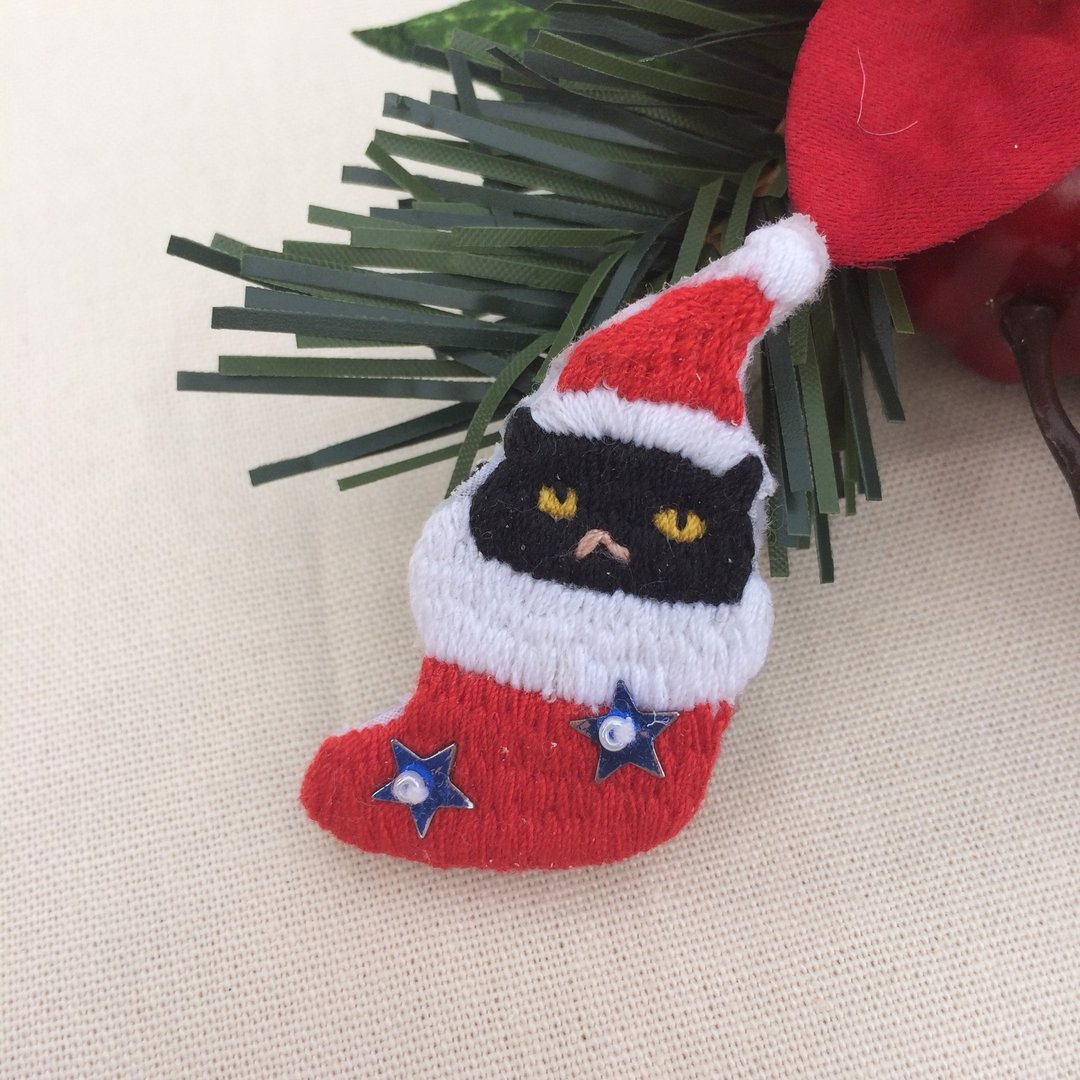 C'est trop Mignon\\手作刺绣*黑猫圣诞帽别针 - 胸针 - 绣线 红色