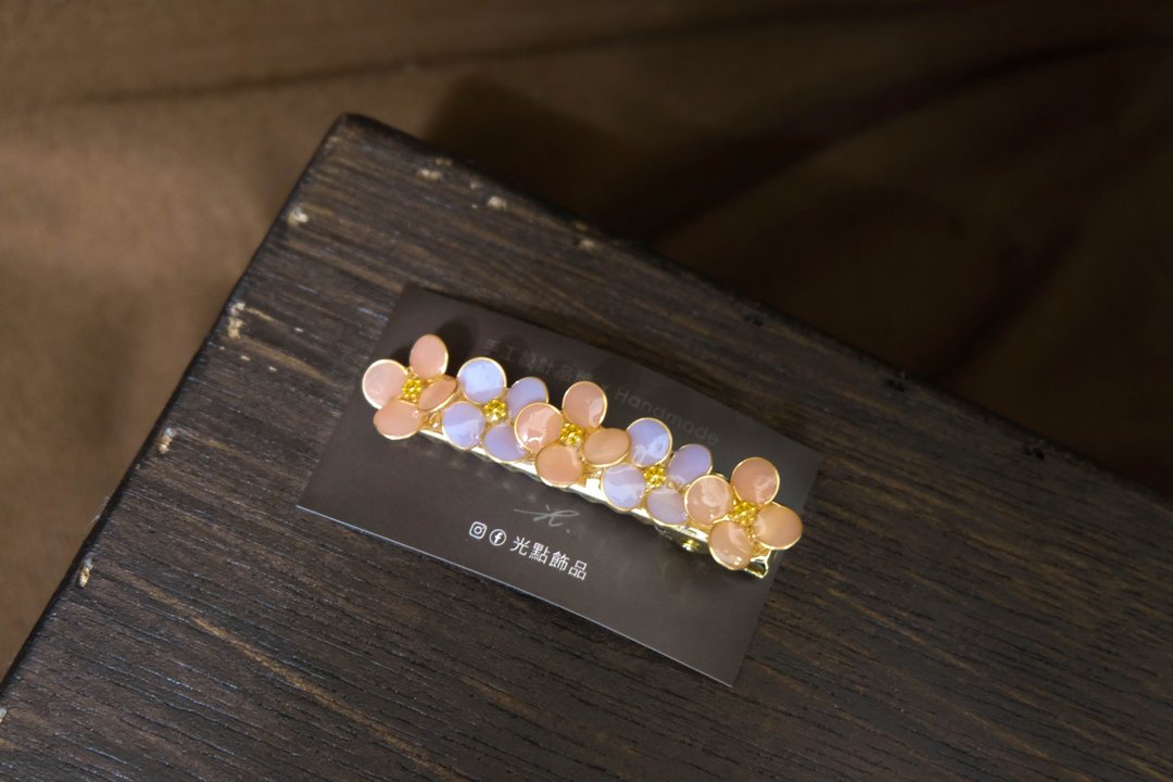 发夹水晶花_圆花排发夹(粉紫色) _光点饰品 - 耳环/耳夹 - 树脂 白色