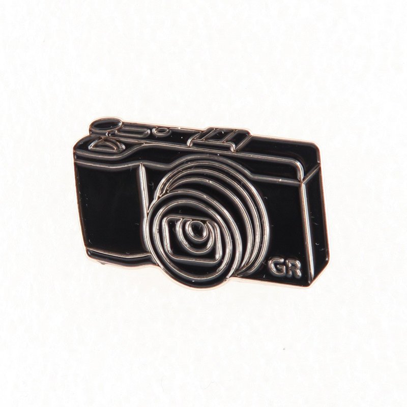 【刺别针】GR CLASSIC CAMERA GR风经典相机徽章 台湾设计 台湾制 - 胸针 - 其他金属 黑色