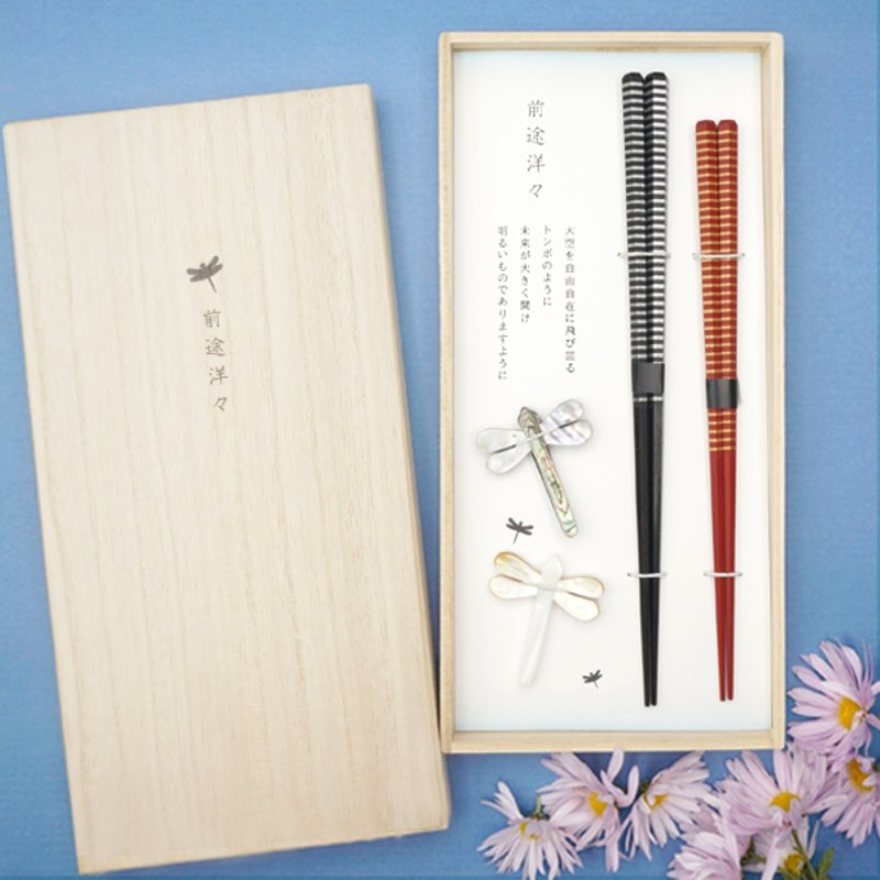 Yoyo Maki 的 Hyosaemon 筷子/筷架套装，2 套六角形金银边框筷子，2 个贝壳筷架，装在桐木盒中作为礼物。 - 筷子/筷架 - 木头 