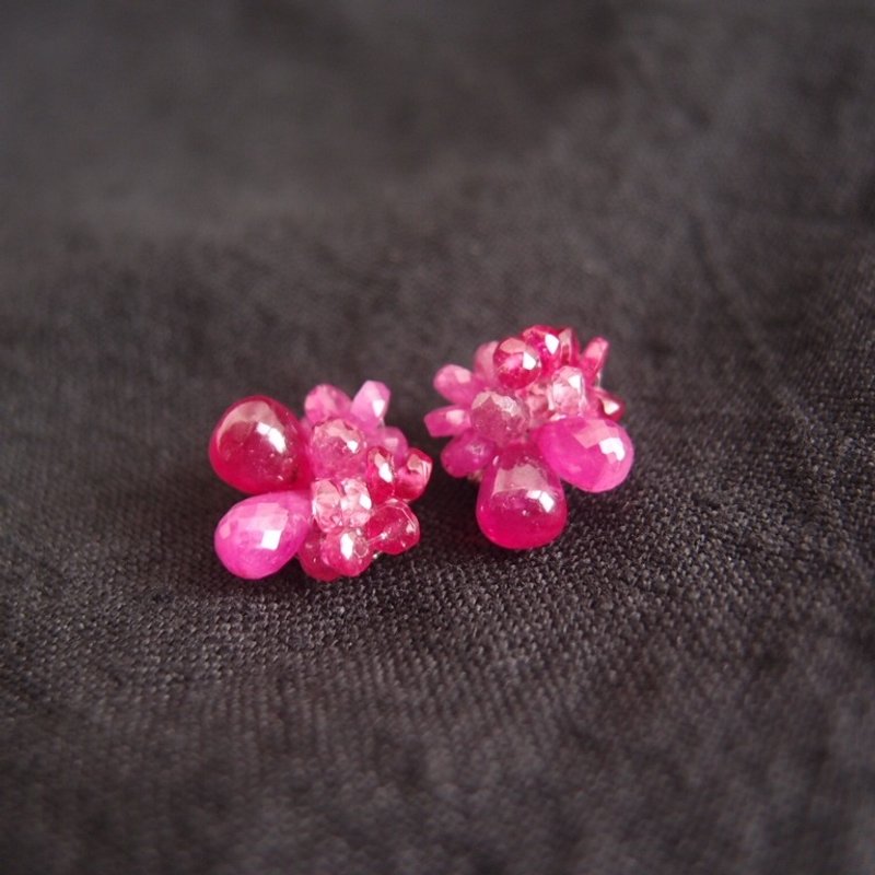 【天然石刺绣耳针】红宝石 × 粉色蓝宝石 耳环 - 耳环/耳夹 - 宝石 粉红色