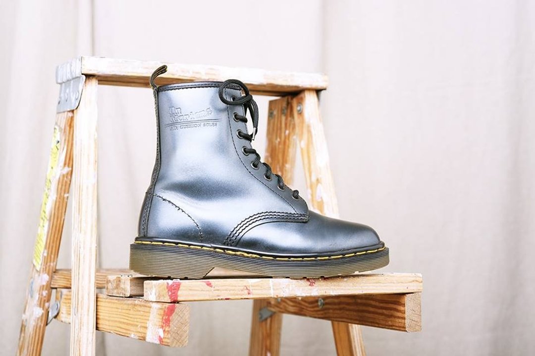 《Dr. Martens Shoes》铁灰银色8孔靴 DMH06 - 芭蕾鞋/娃娃鞋 - 真皮 灰色