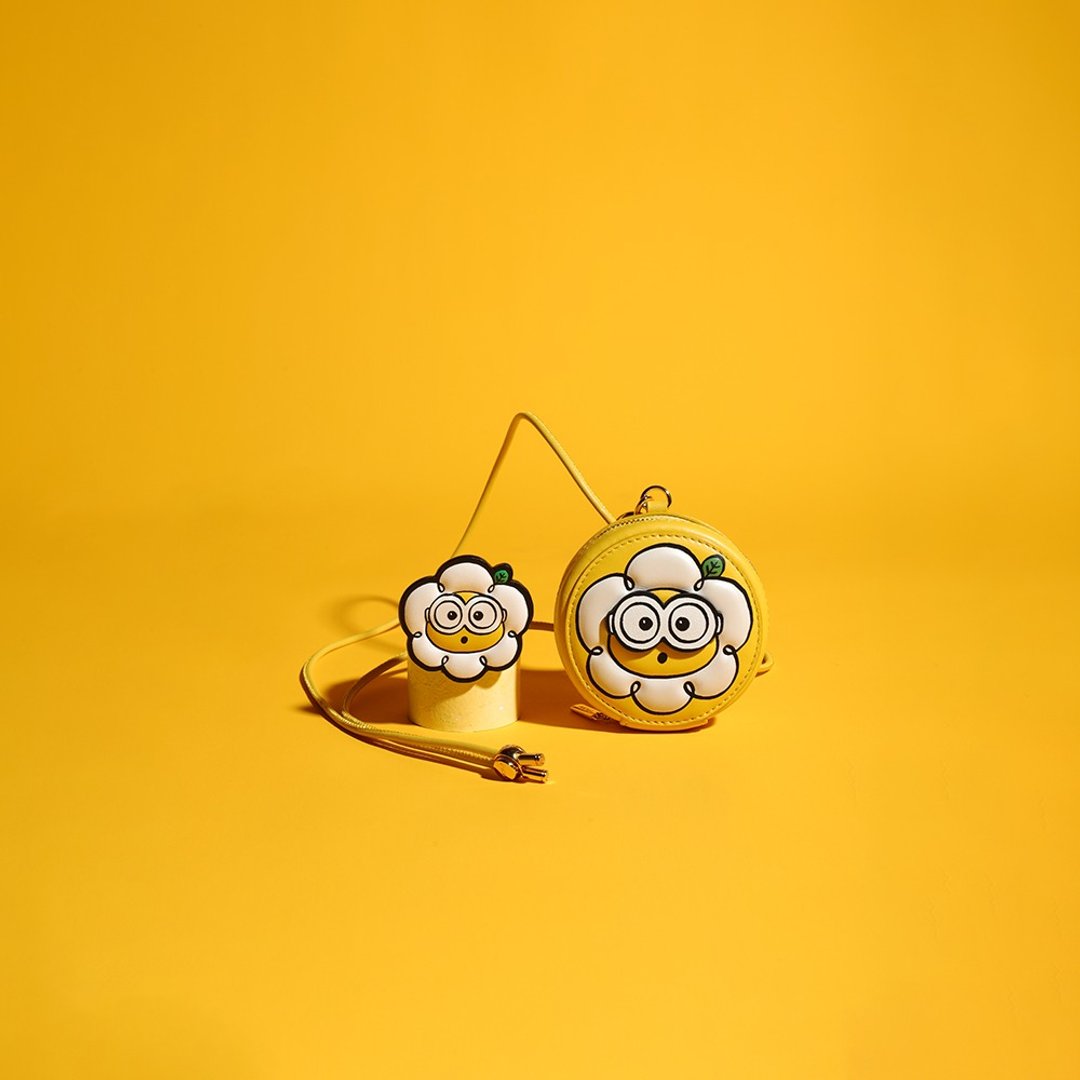 【满额赠】Minions Daisy 牛皮革迷你斜背袋 斜背包 毕业礼物 - 侧背包/斜挎包 - 真皮 黄色