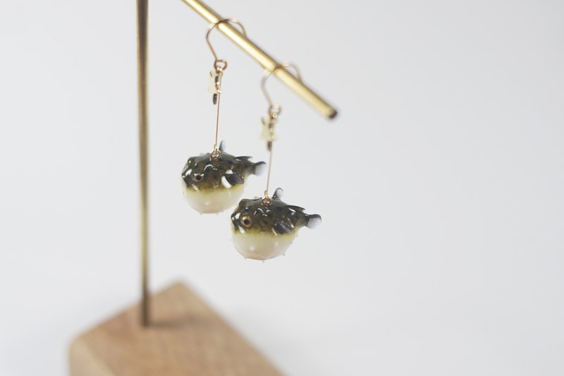 河豚耳环 可爱小刺豚 原创设计创意配饰 交换礼物 - 耳环/耳夹 - 树脂 咖啡色