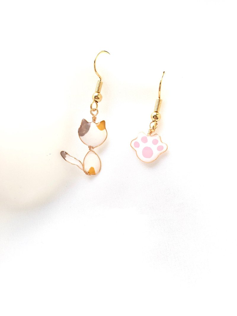 手绘肉球小猫咪耳环 - 耳环/耳夹 - 其他金属 白色