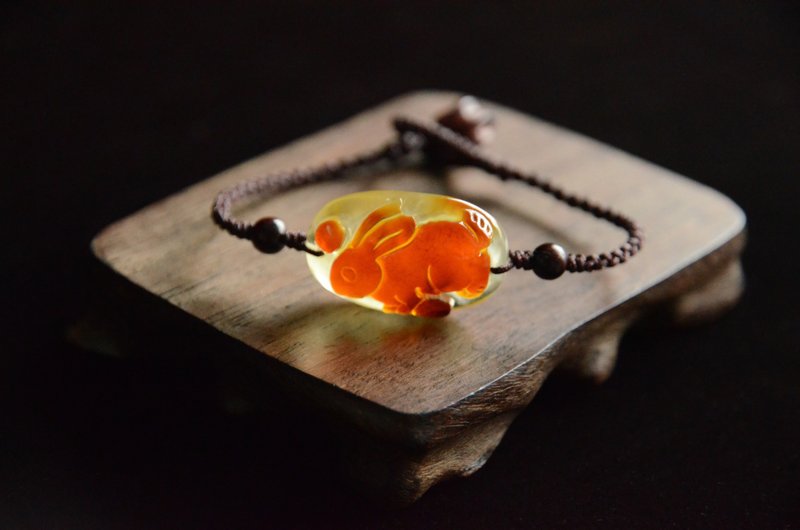 【客户订制】天然琥珀雕刻兔子 手机吊坠 手环 - 手链/手环 - 宝石 黄色