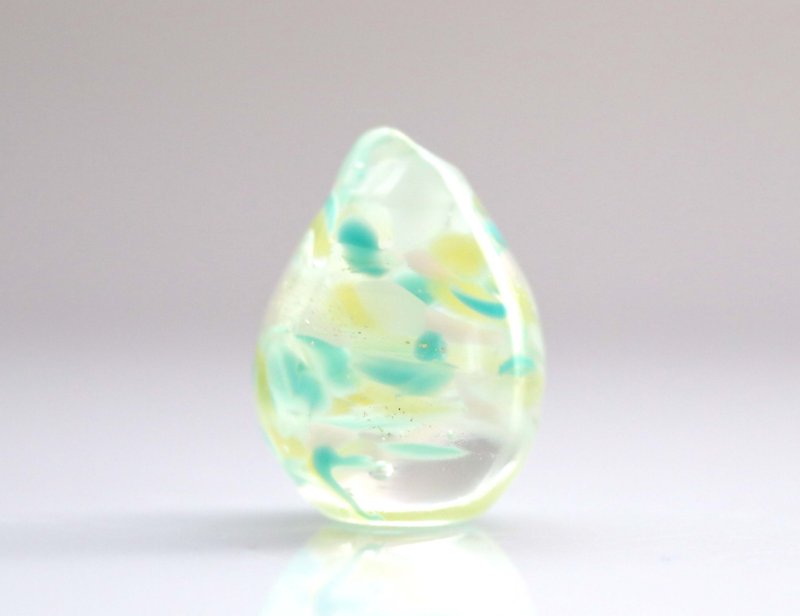 Petite objects made of glass drops / Young leaves and small flowers in spring - 摆饰 - 玻璃 绿色