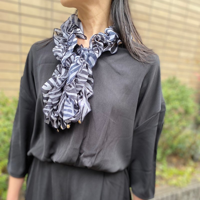 Ballett 柔软雪纺褶皱围巾 斑马纹黑x灰围巾，打造您的风格 日本制造 可水洗 - 丝巾 - 聚酯纤维 灰色